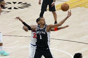 福克斯：你很难限制唐斯 所有对手都在尝试把文班拉出禁区